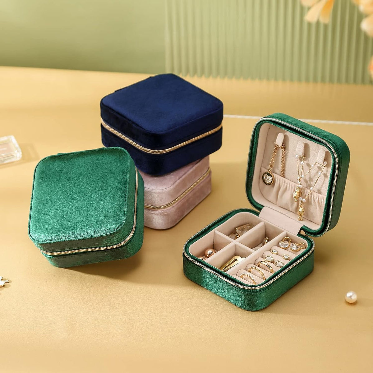 Travel Jewelry Case, Small Jewelry Box Portable Jewelry Travel Organizer Display Storage Case for Rings Earring Necklace Bracelet, Gift for Women Girls, Green
