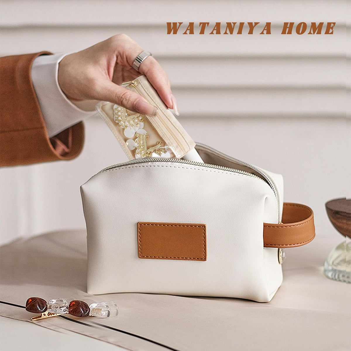 Travel Jewelry Case, Small Travel Jewelry Box with 6 Velvet Jewelry Bag Mini Pouch, Portable Travel Jewelry Organizer for Rings Earrings Necklaces, Beauty Gifts for Women Girls (Beige)
