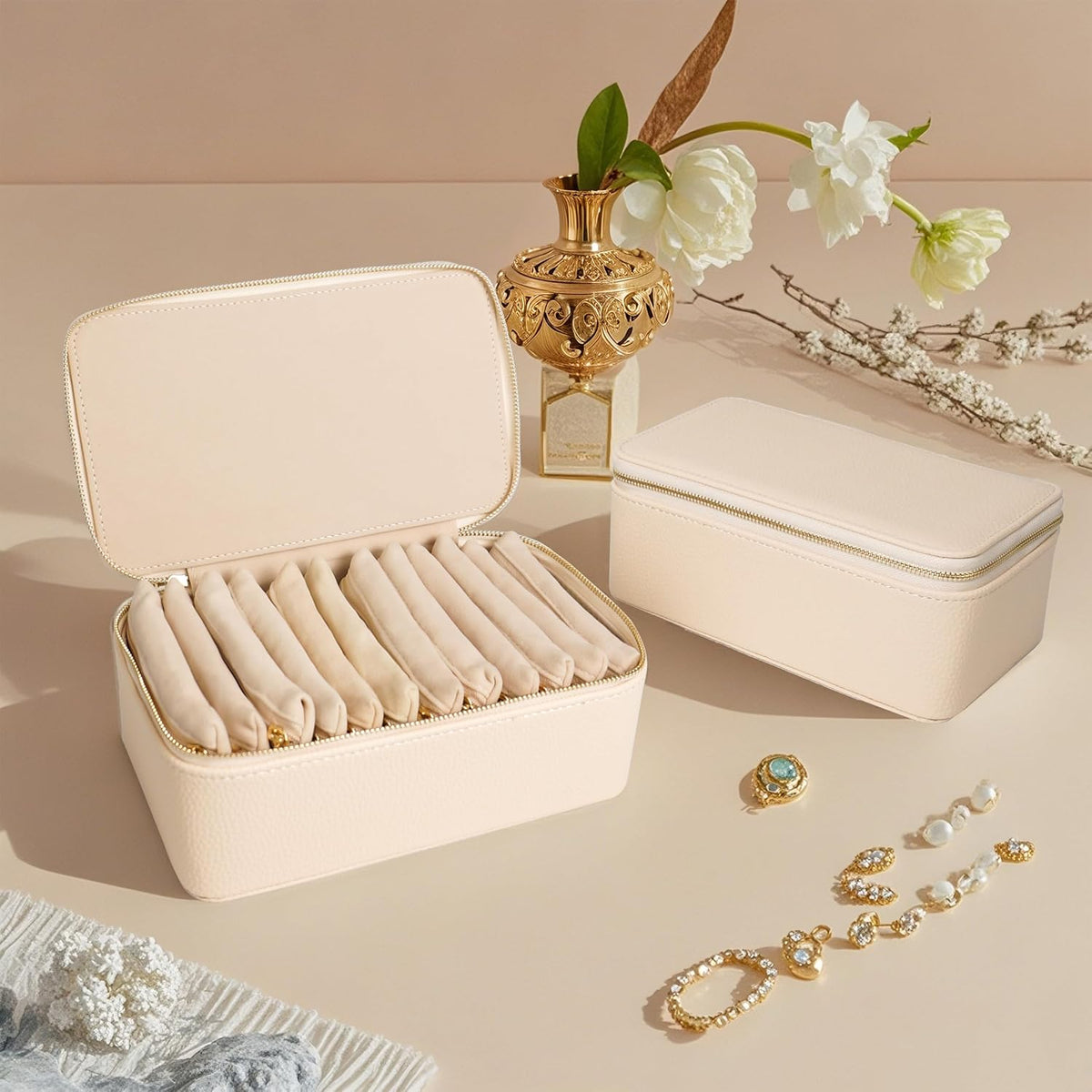Travel Jewelry Case, Small Travel Jewelry Box with 6 Velvet Jewelry Bag Mini Pouch, Portable Travel Jewelry Organizer for Rings Earrings Necklaces, Beauty Gifts for Women Girls (Beige)