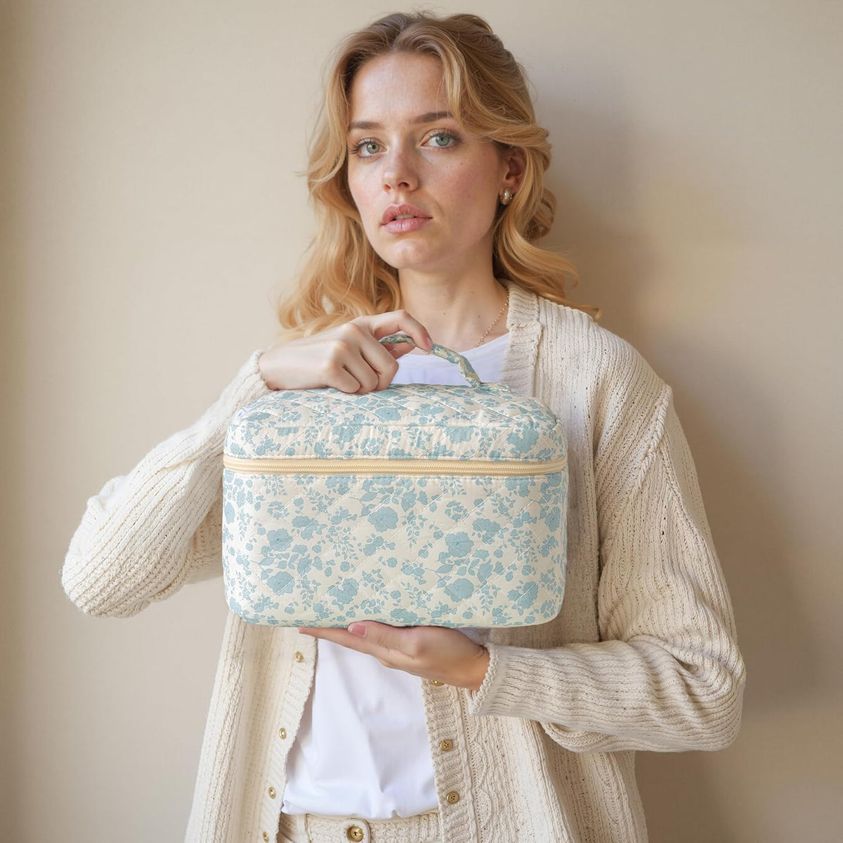 Large Quilted Makeup Bags for Women, Cute Cotton Travel Cosmetic Bags with Handle, Gifts for Bridesmaids, Portable Coquette Floral Make up Bag, Toiletry Cosmetic Bag