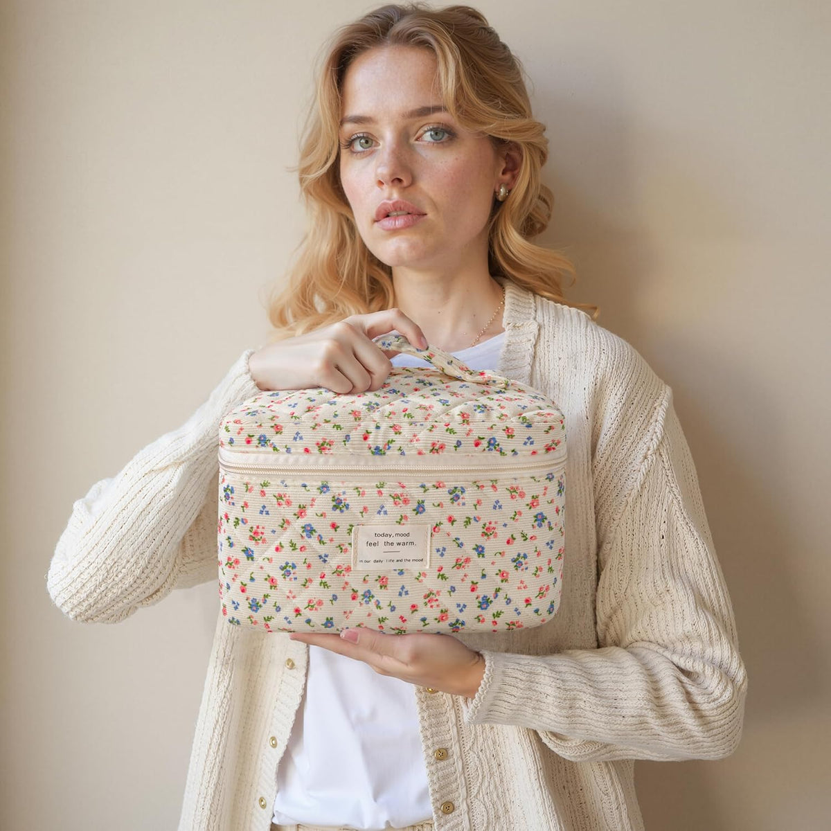 Large Quilted Makeup Bags for Women, Cute Cotton Travel Cosmetic Bags with Handle, Gifts for Bridesmaids, Portable Coquette Floral Make up Bag, Toiletry Cosmetic Bag