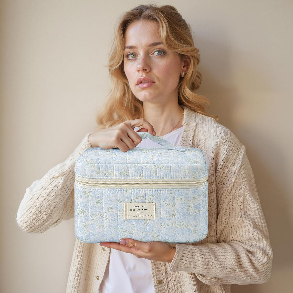 Large Quilted Makeup Bags for Women, Cute Cotton Travel Cosmetic Bags with Handle, Gifts for Bridesmaids, Portable Coquette Floral Make up Bag, Toiletry Cosmetic Bag