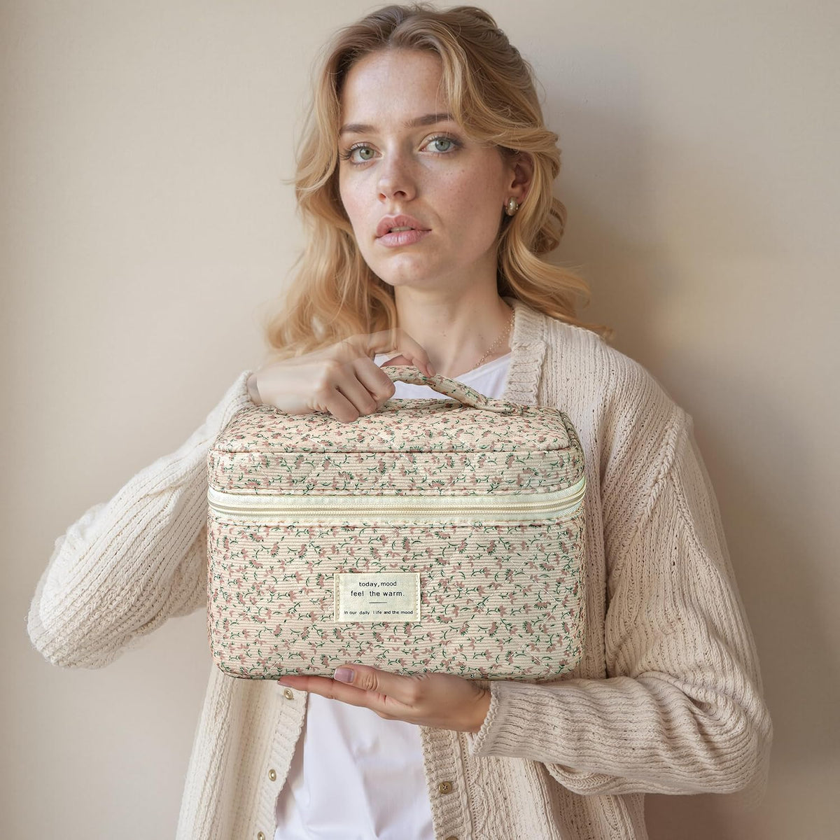 Large Quilted Makeup Bags for Women, Cute Cotton Travel Cosmetic Bags with Handle, Gifts for Bridesmaids, Portable Coquette Floral Make up Bag, Toiletry Cosmetic Bag