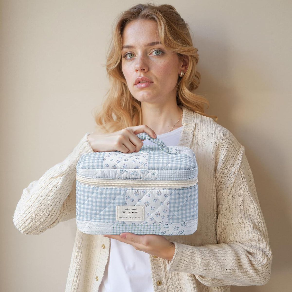 Large Quilted Makeup Bags for Women, Cute Cotton Travel Cosmetic Bags with Handle, Gifts for Bridesmaids, Portable Coquette Floral Make up Bag, Toiletry Cosmetic Bag