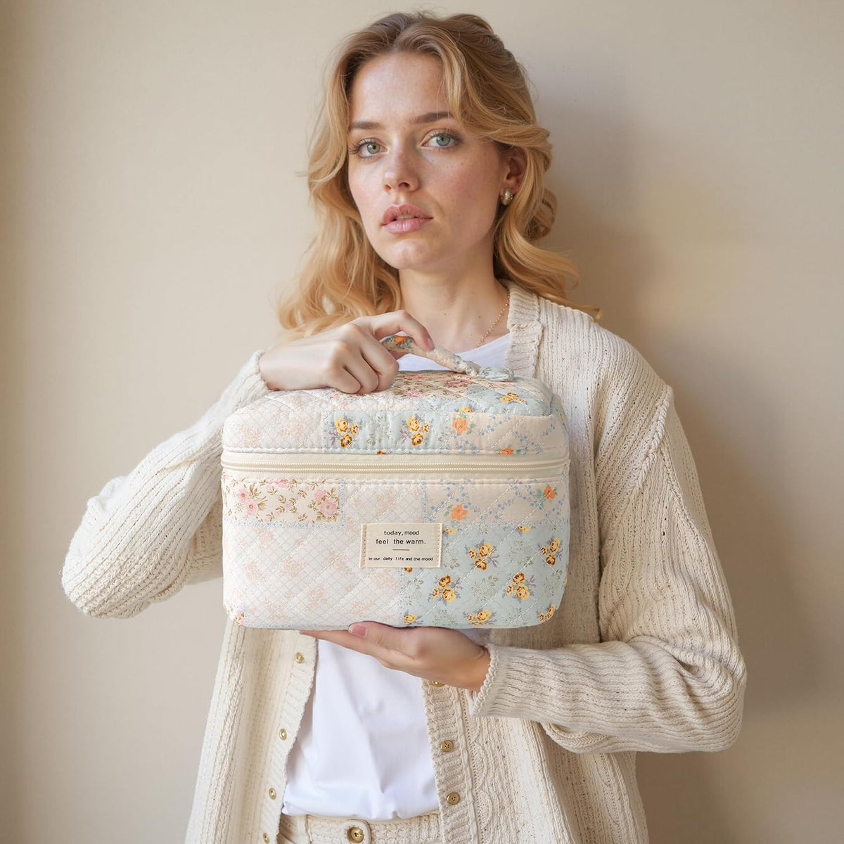 Large Quilted Makeup Bags for Women, Cute Cotton Travel Cosmetic Bags with Handle, Gifts for Bridesmaids, Portable Coquette Floral Make up Bag, Toiletry Cosmetic Bag