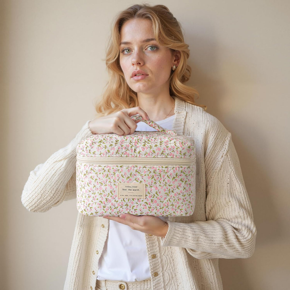 Large Quilted Makeup Bags for Women, Cute Cotton Travel Cosmetic Bags with Handle, Gifts for Bridesmaids, Portable Coquette Floral Make up Bag, Toiletry Cosmetic Bag