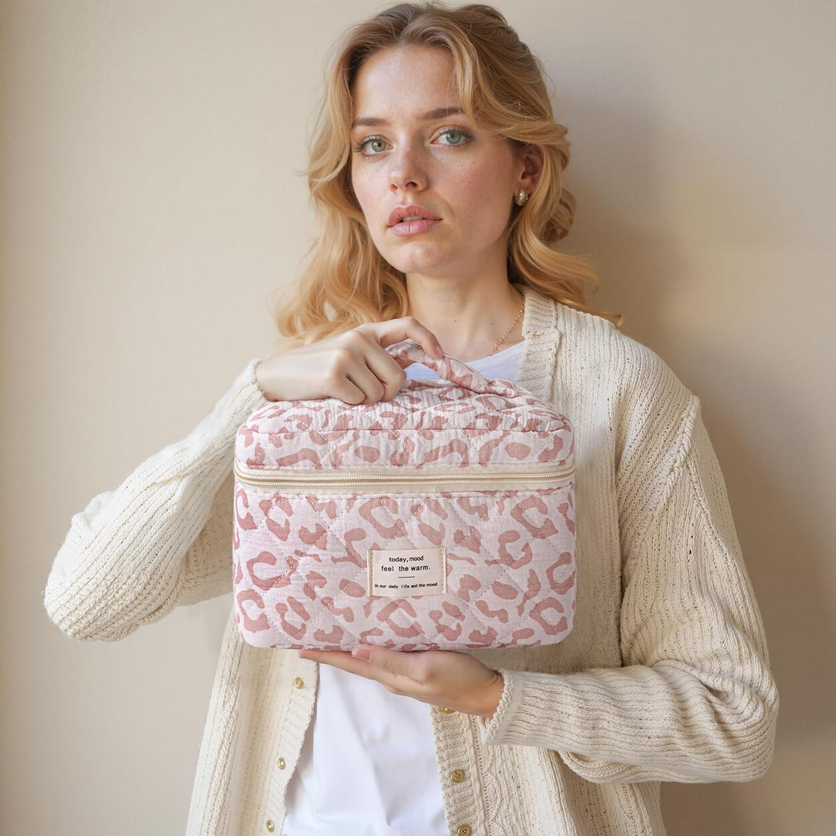 Large Quilted Makeup Bags for Women, Cute Cotton Travel Cosmetic Bags with Handle, Gifts for Bridesmaids, Portable Coquette Floral Make up Bag, Toiletry Cosmetic Bag