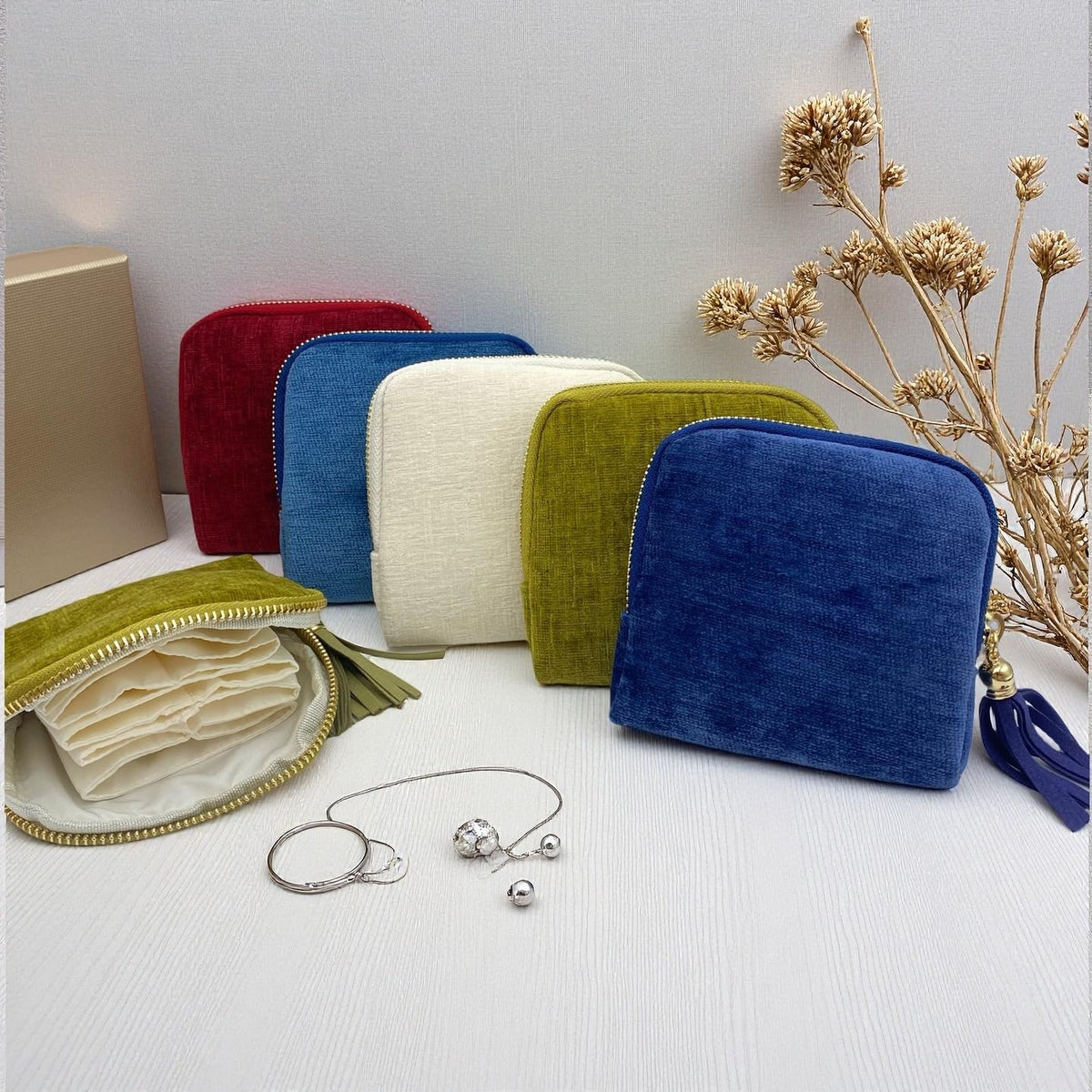 Jewelry Organizer Case, Small Travel Velvet Pouch, Portable (Olive Green) | Soft Velvet Jewelry Case, 6 Individual Pockets, Anti Tangling, Anti Scratching, Gift Box Packaging, Travel And Gift Use