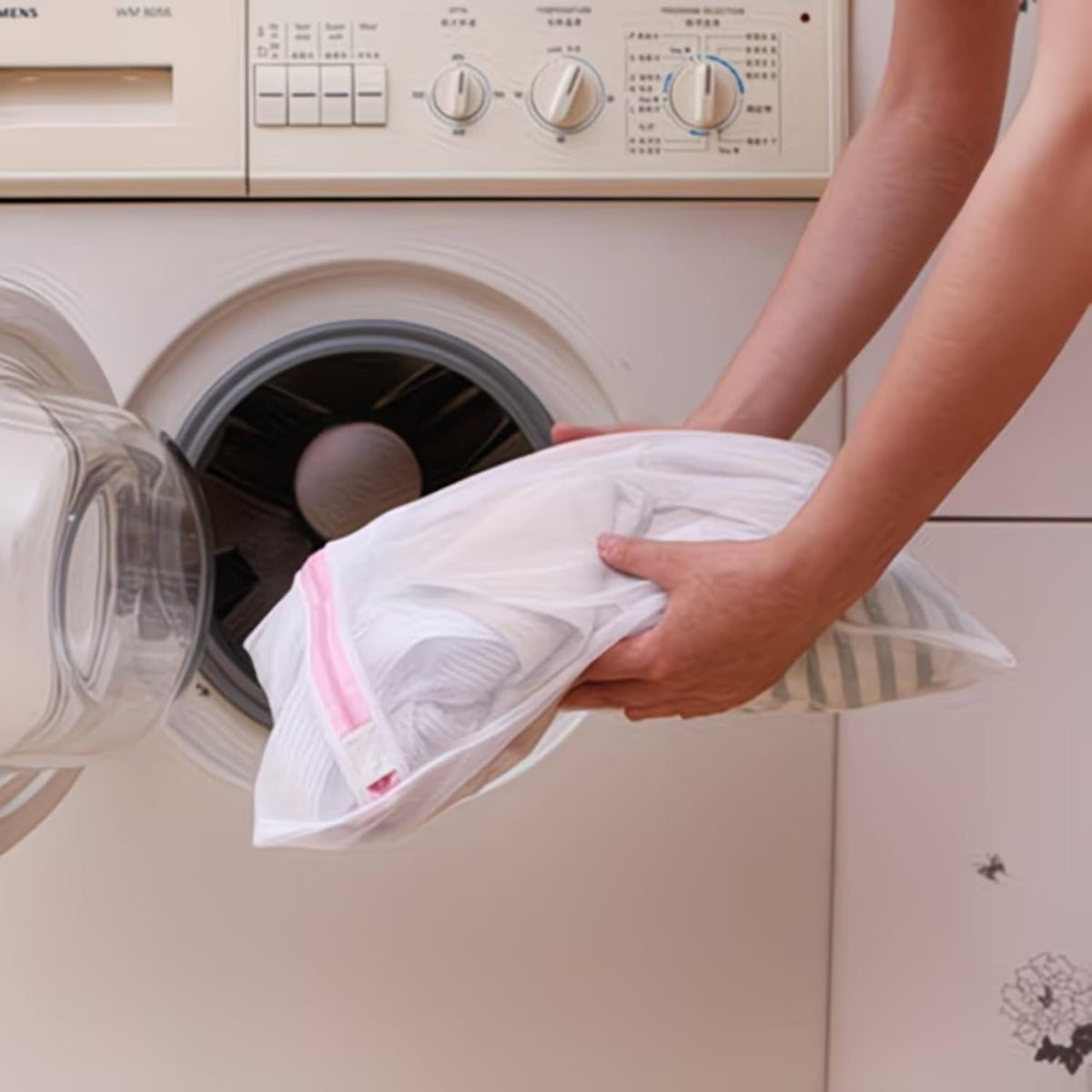 A set of three mesh laundry bags in different sizes, specially designed for washing delicate garments; they also double as travel organizers for clothing. (23.6×19.69in,Large)