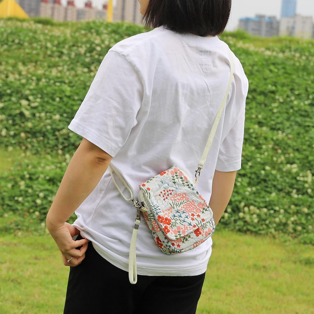 Embroidered Cute Mini Crossbody Bag for Women Small Handbags Wristlet Wallet Bag Cell-phone Pouch Coin Purse
