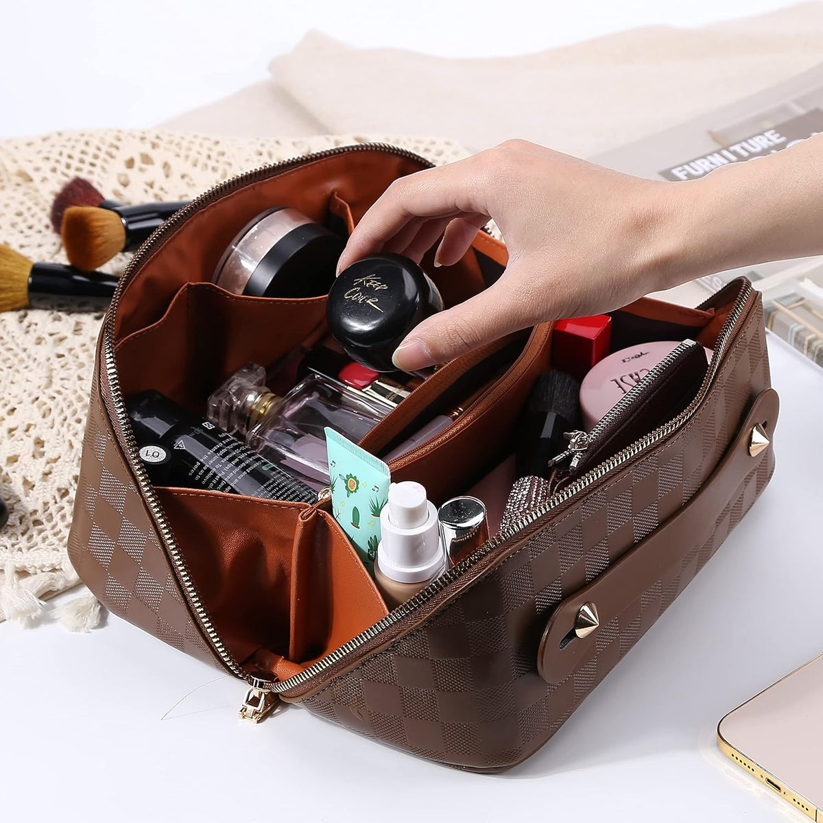 Cessfle Large Capacity Travel Cosmetic Bag Plaid Checkered Makeup Bag Portable Leather Waterproof Skincare Bag with Handle and Divider for Women 01-Pink