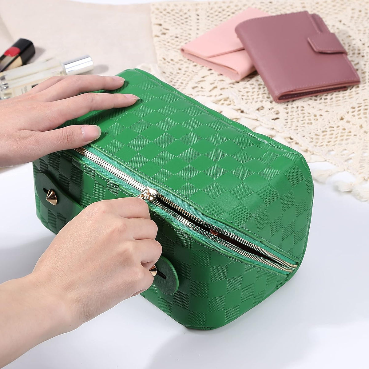Cessfle Large Capacity Travel Cosmetic Bag Plaid Checkered Makeup Bag Portable Leather Waterproof Skincare Bag with Handle and Divider for Women 01-Pink