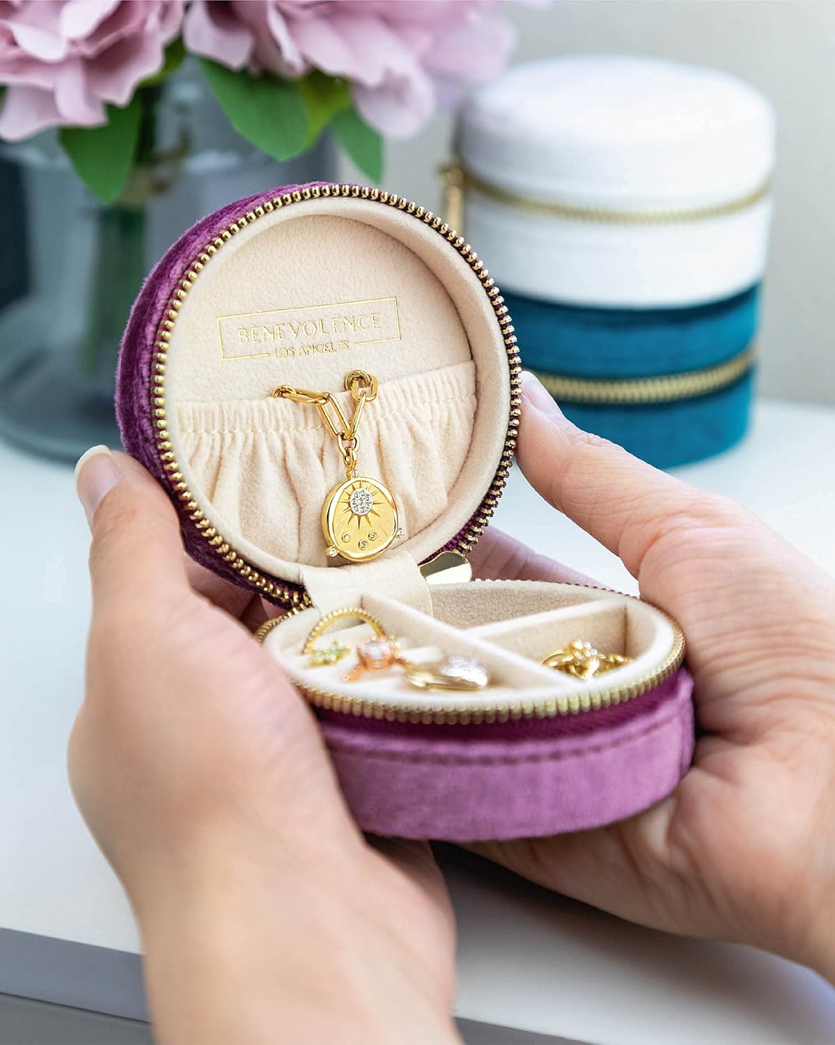 Velvet Travel Jewelry Box for Women – Compact Round Zipper Case for Rings, Earrings & Necklaces – Small Portable Organizer & Giftable Storage – Lilac