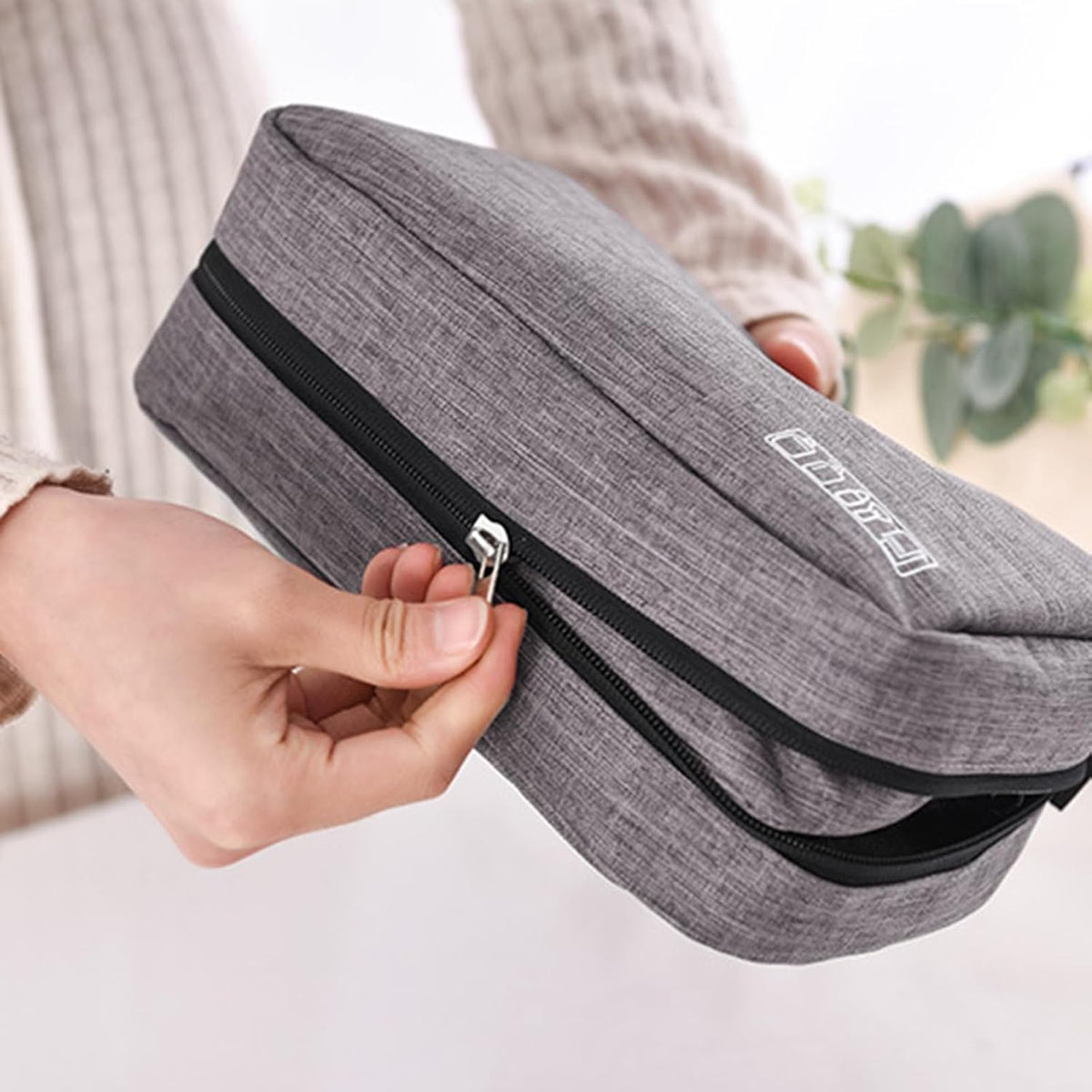 is used to store toiletries, Suitable for short-term travel use hanging toilet bag (Gray)
